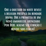 Mensagem de boa noite de Deus: Uma paisagem noturna com vegetação escura em primeiro plano e um céu azul escuro ao fundo, exibindo a mensagem "Que a quietude da noite revele a delicada presença da bondade divina. Que a promessa de um novo amanhecer, abençoado por Deus, acalme seu coração e renove suas forças.