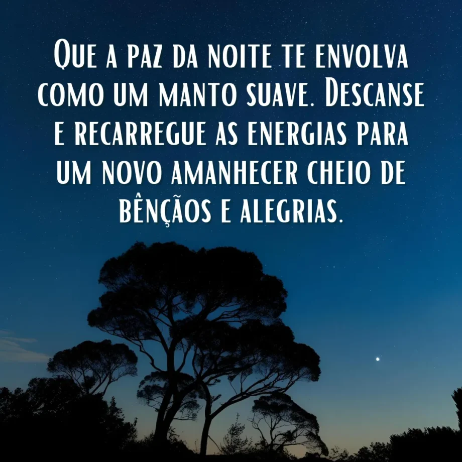 Mensagem de Boa Noite para Whatsapp Grátis: Uma árvore escura silhuetada contra um céu noturno estrelado e azul escuro, com a mensagem "Que a paz da noite te envolva como um manto suave. Descanse e recarregue as energias para um novo amanhecer cheio de bênçãos e alegrias.