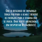 Mensagem de boa noite de domingo: Uma imagem serena de um lago calmo sob um céu noturno estrelado, com a mensagem "Que o descanso de domingo traga paz para a alma e renove as energias para a semana que se inicia. Uma noite abençoada e um despertar revigorante!
