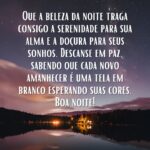 Uma paisagem noturna serena com um lago calmo refletindo a luz de algumas casas na margem distante e um céu estrelado. A frase Que a beleza da noite traga consigo a serenidade para sua alma e a doçura para seus sonhos. Descanse em paz, sabendo que cada novo amanhecer é uma tela em branco esperando suas cores. Boa noite! está escrita em branco sobre a imagem. Esta é uma mensagem de boa noite linda.