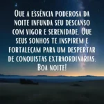 Uma paisagem noturna com um céu estrelado profundo sobre montanhas escuras e um horizonte iluminado com a mensagem: Que a essência poderosa da noite infunda seu descanso com vigor e serenidade. Que seus sonhos te inspirem e fortaleçam para um despertar de conquistas extraordinárias. Boa noite! está escrita em letras brancas sobre a imagem. Esta é uma mensagem de boa noite poderosa.