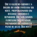 Uma imagem noturna com um céu estrelado e uma suave luz emanando de uma casa acolhedora em meio à escuridão da natureza. Sobreposta à imagem, a seguinte mensagem em letras brancas: Que o calor do carinho e a doçura do amor envolvam sua noite, proporcionando um descanso tranquilo e reparador. Que seus sonhos floresçam em serenidade, preparando um amanhecer pleno de afeto. Boa noite!". Esta é uma Mensagem de Boa Noite com Carinho e Amor.