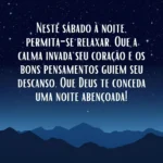 Mensagem de boa noite de sábado com céu estrelado e montanhas ao fundo. A imagem traz palavras de paz, descanso e bênçãos para a noite.
