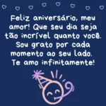 Emoji de festa com Mensagem de Amor Aniversário sobre gratidão e amor em fundo azul com corações.
