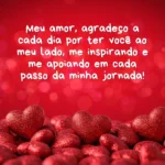 Corações vermelhos brilhantes com Mensagem de Amor para Marido sobre apoio e inspiração em fundo vermelho.
