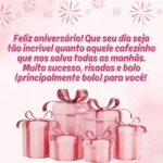 Presentes cor-de-rosa com fogos de artifício e Mensagem de Aniversário para Colega de Trabalho Engraçada sobre café e bolo.