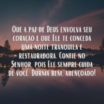 Paisagem noturna com céu estrelado e reflexo de luzes na água, árvores escuras e colinas ao fundo, com uma mensagem de boa noite bíblica em português desejando paz e bênçãos de Deus.