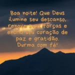 Pôr do sol com montanhas e Mensagem de Boa Noite Deus sobre gratidão e descanso.