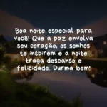 Casas à beira do rio à noite com Mensagem de Boa Noite Especial sobre paz e felicidade.
