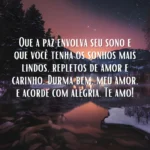 Paisagem de inverno ao crepúsculo com céu roxo e laranja refletido na água, árvores nevadas e estrelas brilhantes, com uma mensagem de boa noite romântica em português sobre amor e carinho.