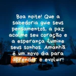 Cabana na neve sob aurora boreal com Mensagem de Boa Noite com Sabedoria sobre paz e esperança.