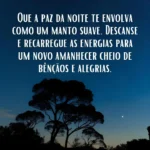 Mensagem de Boa Noite para Whatsapp Grátis: Uma árvore escura silhuetada contra um céu noturno estrelado e azul escuro, com a mensagem "Que a paz da noite te envolva como um manto suave. Descanse e recarregue as energias para um novo amanhecer cheio de bênçãos e alegrias.