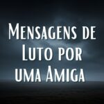 Imagem com a frase 'Mensagens de Luto por um Amiga' em letras brancas destacadas. O fundo tem um céu nublado e escuro, transmitindo um clima de luto e saudade.