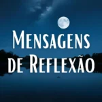 Uma noite serena com um céu estrelado e nuvens suaves, iluminada por uma lua cheia brilhante que reflete sobre um lago calmo. No centro da imagem, o texto em letras brancas diz Mensagens de Reflexão, destacando o tema do artigo sobre mensagens de reflexão que inspiram paz e autoconhecimento.