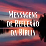 Pôr do sol com tons de laranja e rosa refletido em um lago, com árvores ao fundo e o texto Mensagens de Reflexão da Bíblia. Uma reflexão bíblica que inspira paz.
