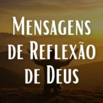 Pessoa ajoelhada em oração ao pôr do sol em meio às montanhas, com os braços erguidos em adoração. Sobre a imagem, lê-se a frase 'Mensagens de Reflexão de Deus' em letras grandes e brancas.